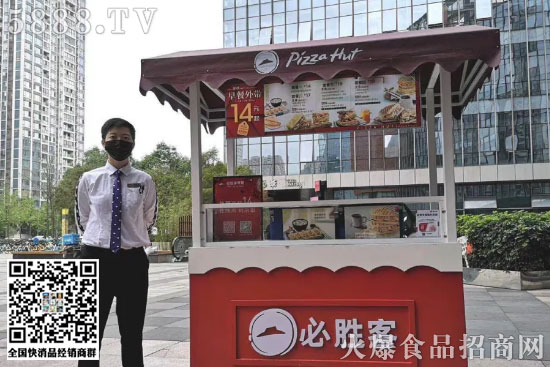 除了肯德基,麥當勞也在寫字樓、商場外擺起攤,賣起早餐,還打出“早餐‘袋’著走”的口號。其實,在更早前,麥當勞已經(jīng)開始在一些地鐵站擺攤賣早點。 除了肯德基,麥當勞也在寫字樓、商場外擺起攤,賣起早餐,還打出“早餐‘袋’著走”的口號。其實,在更早前,麥當勞已經(jīng)開始在一些地鐵站擺攤賣早點。