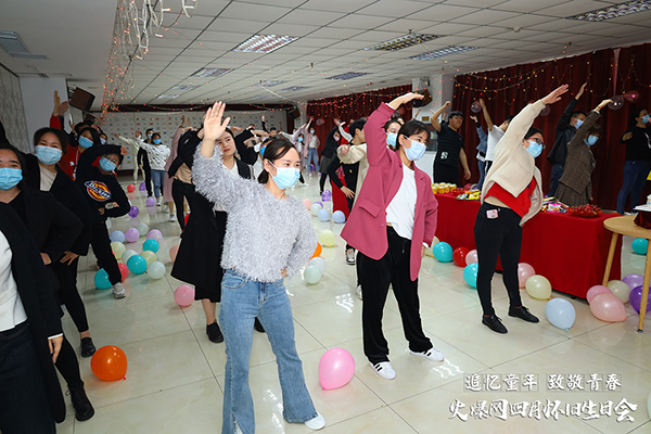 “追憶童年·致敬青春”火爆網(wǎng)4月懷舊生日會(huì)圓滿舉辦! “追憶童年·致敬青春”火爆網(wǎng)4月懷舊生日會(huì)圓滿舉辦!