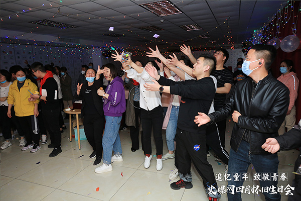 “追憶童年·致敬青春”火爆網(wǎng)4月懷舊生日會(huì)圓滿舉辦! “追憶童年·致敬青春”火爆網(wǎng)4月懷舊生日會(huì)圓滿舉辦!
